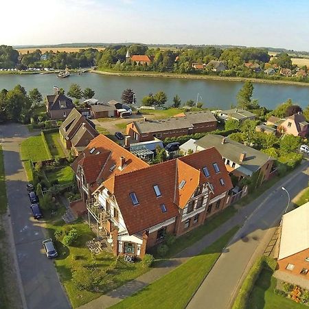 Kanalvilla - Urlaub Am Nord-Ostseekanal - Zwei Ferienwohnungen Im Angebot- Eine Im Dachgeschoss Und Eine Wohnung Mit Garten Sehestedt  エクステリア 写真