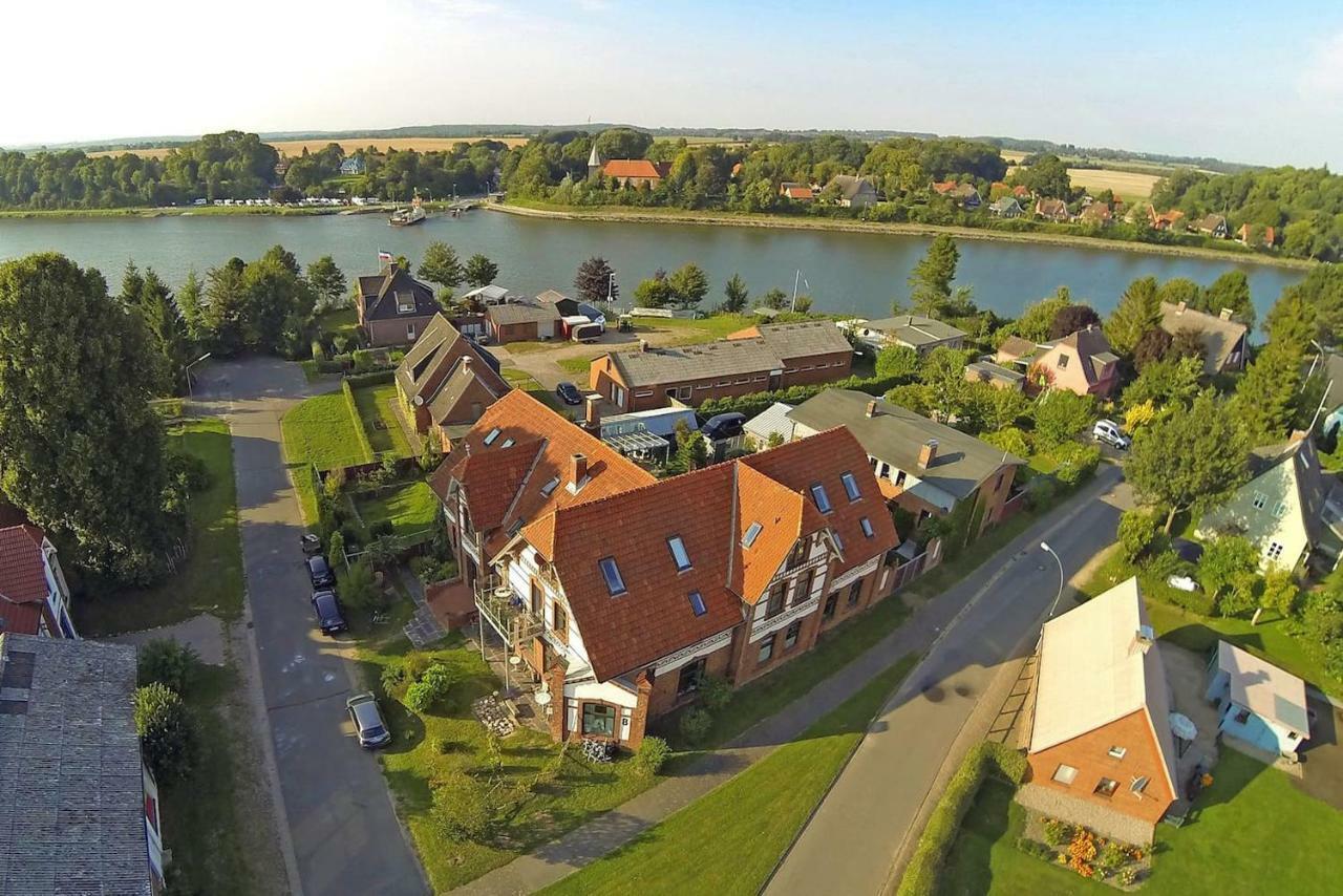 Kanalvilla - Urlaub Am Nord-Ostseekanal - Zwei Ferienwohnungen Im Angebot- Eine Im Dachgeschoss Und Eine Wohnung Mit Garten Sehestedt  エクステリア 写真