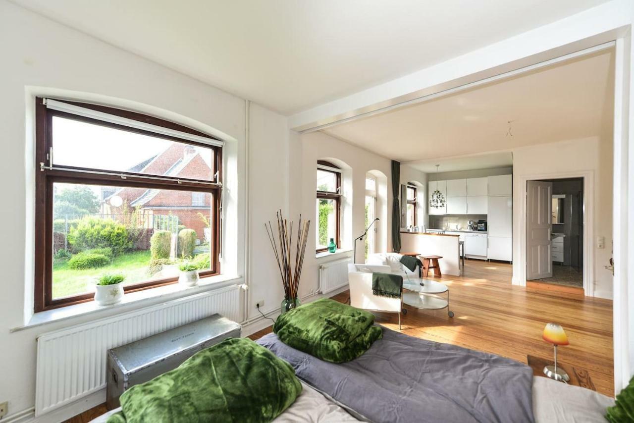 Kanalvilla - Urlaub Am Nord-Ostseekanal - Zwei Ferienwohnungen Im Angebot- Eine Im Dachgeschoss Und Eine Wohnung Mit Garten Sehestedt  エクステリア 写真