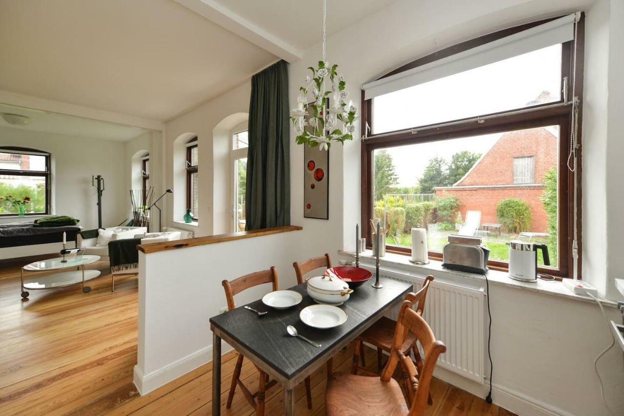 Kanalvilla - Urlaub Am Nord-Ostseekanal - Zwei Ferienwohnungen Im Angebot- Eine Im Dachgeschoss Und Eine Wohnung Mit Garten Sehestedt  エクステリア 写真