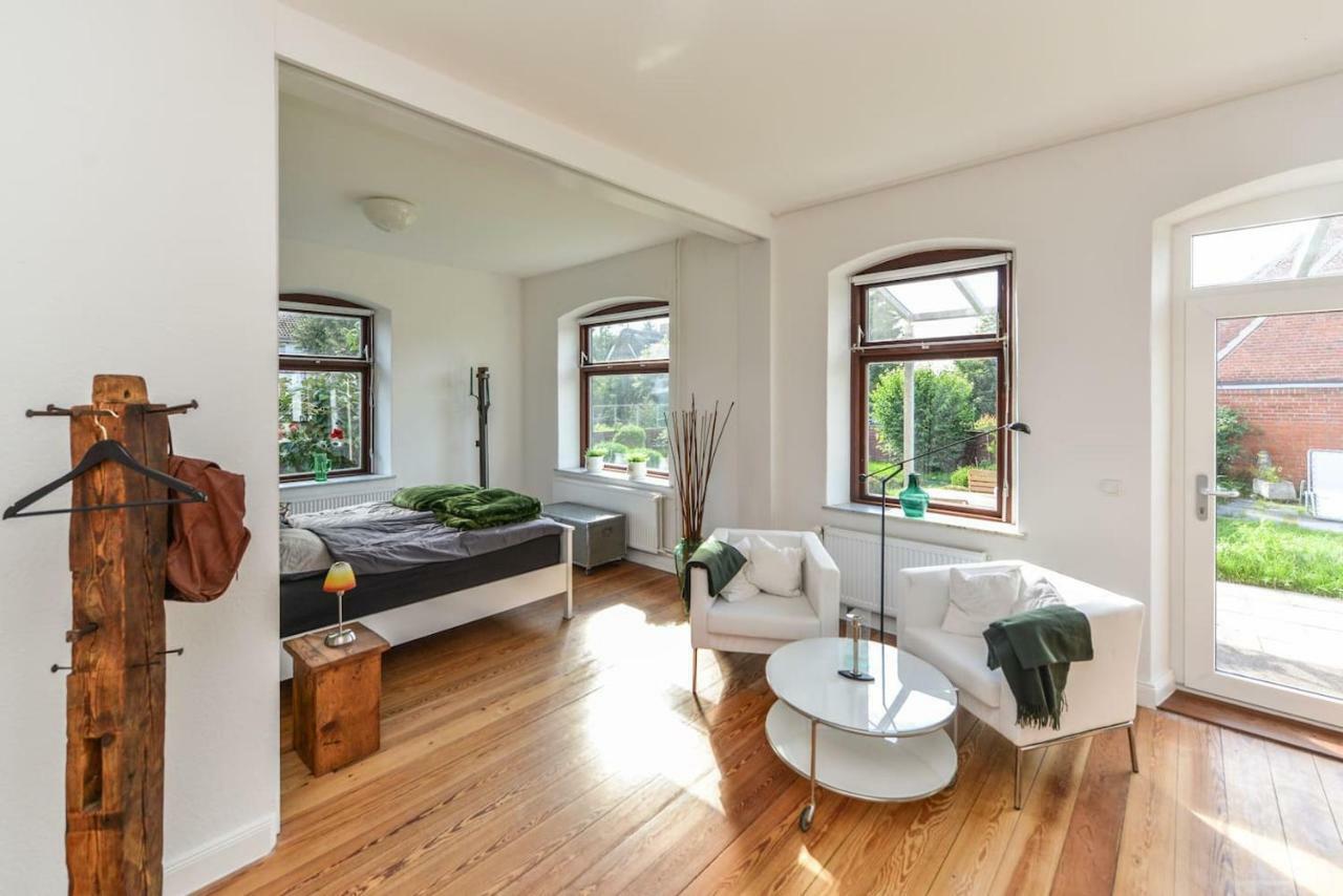 Kanalvilla - Urlaub Am Nord-Ostseekanal - Zwei Ferienwohnungen Im Angebot- Eine Im Dachgeschoss Und Eine Wohnung Mit Garten Sehestedt  エクステリア 写真